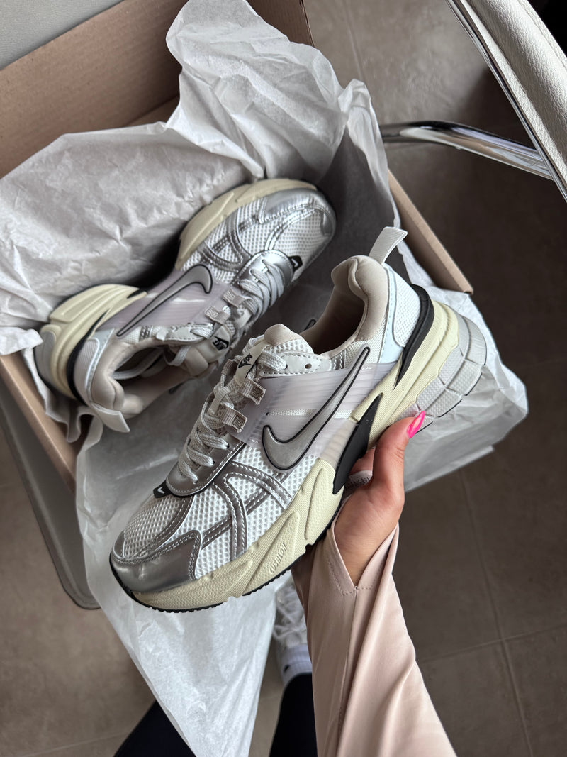 Nuevos✨Tenis importados deportivos V2K Run 🖤🍦