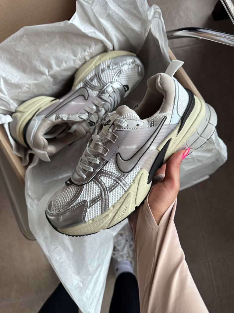 Nuevos ✨Tenis importados V2K Run 🤍🖤